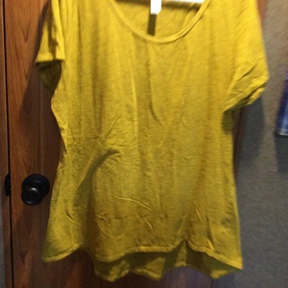 NWOT. LuLaRoe Women’s Size 2X S/S Tee Yellow